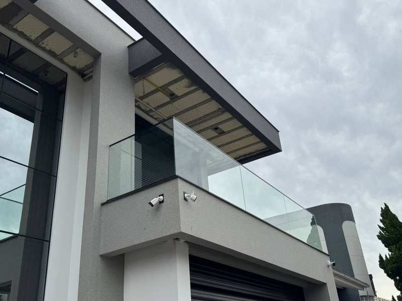 Guarda corpo sacada com câmera segurança