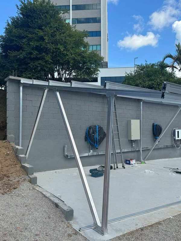 Estrutura carport solar em construção
