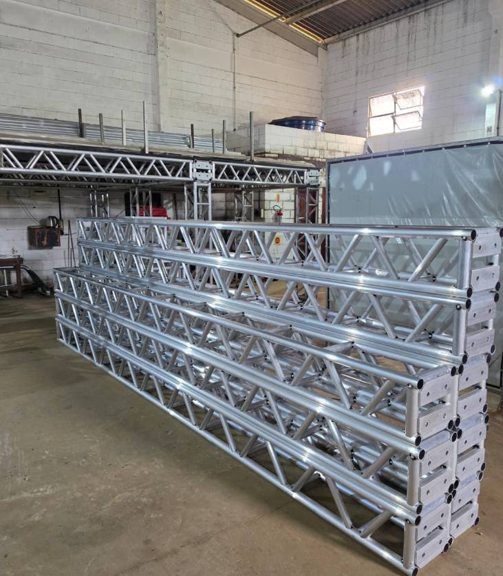 Box truss de alumínio empilhado na fábrica Alusupra