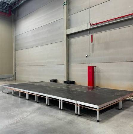 Praticável de alumínio palco modular montado galpão